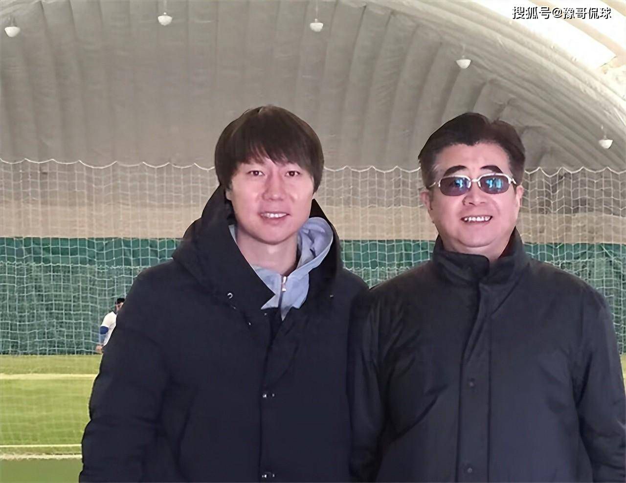 横扫中亚、西亚，跃马欧洲的成吉思汗（涂们 饰）62岁了。面临瘟疫残虐，勇战疆场的蒙古将士不竭倒下，杀人如麻的他，突感灭亡的邻近。犹如历代帝王一样胡想永生不老之术。长春真人丘处机（赵有亮 饰）被传说300岁，懂存亡，知晓治国治平易近之道深居于文登昆嵛山中。金和宋的天子曾派人 来请，均遭谢绝。成吉思汗闻知定要会他，命刘仲禄（耿乐 饰）不远万里必然要带回丘处机。丘处机算出这一行本身将有往无回，但为了全国苍生免遭战乱之苦，丘处机带着一口棺材，决然上路。而他的爱徒赵道安（余少群 饰），不肯师父一人前去西域刻苦，情愿一路随行。途中，同心专心想找成吉思汗报杀夫之仇的契丹女（李小冉 饰），三次变换身份，但愿感动丘处机，带她一同前去西域。一行人历经存亡险阻，终究达到八鲁湾与成吉思汗相见。成吉思汗向丘处机索要永生不老之药，丘处机却直言“只有卫生之道，而无永生之药”。颠末几番...